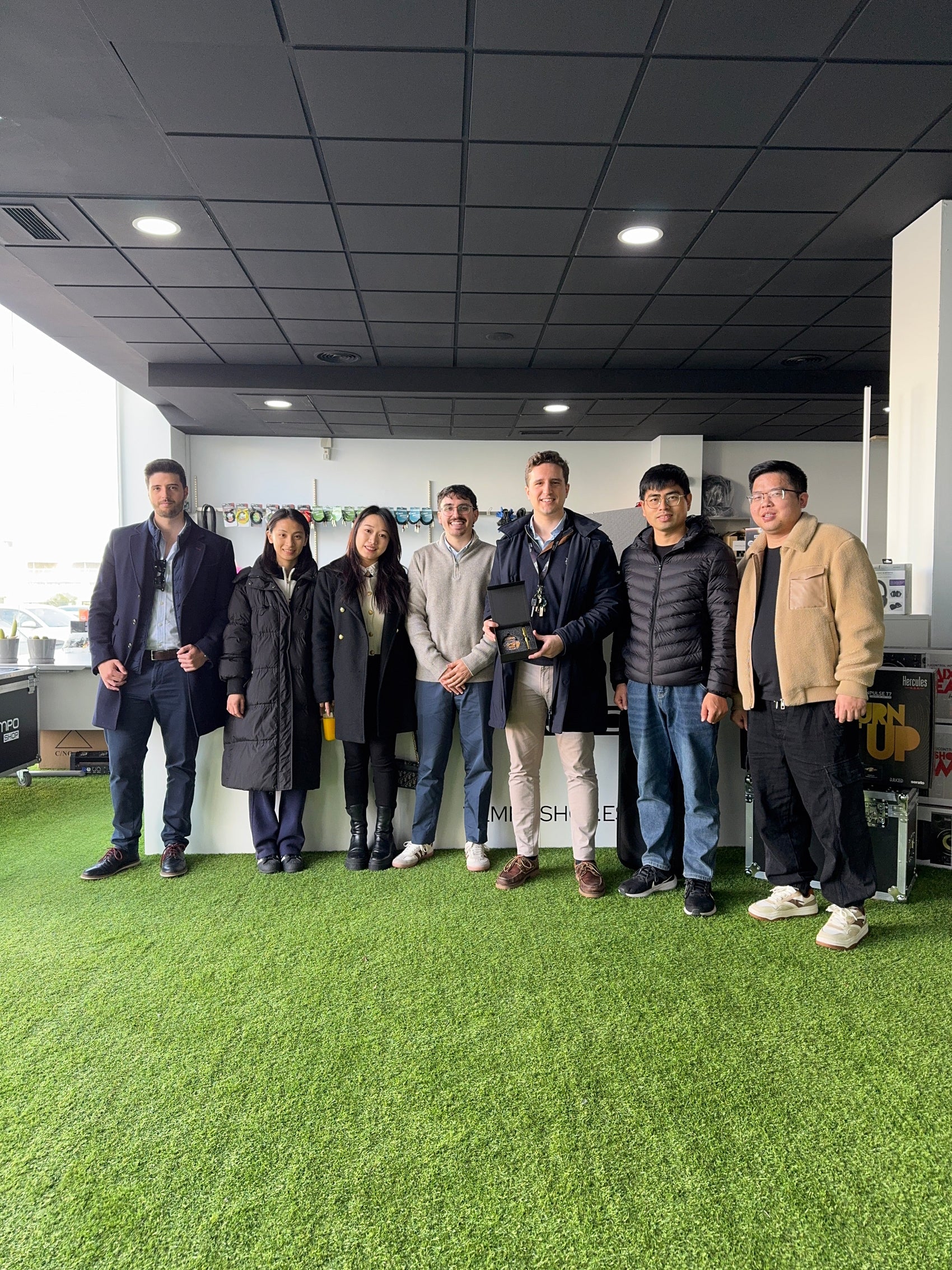 Visita distendida de nuestro proveedor Mowl Lightning - Tempo Shop