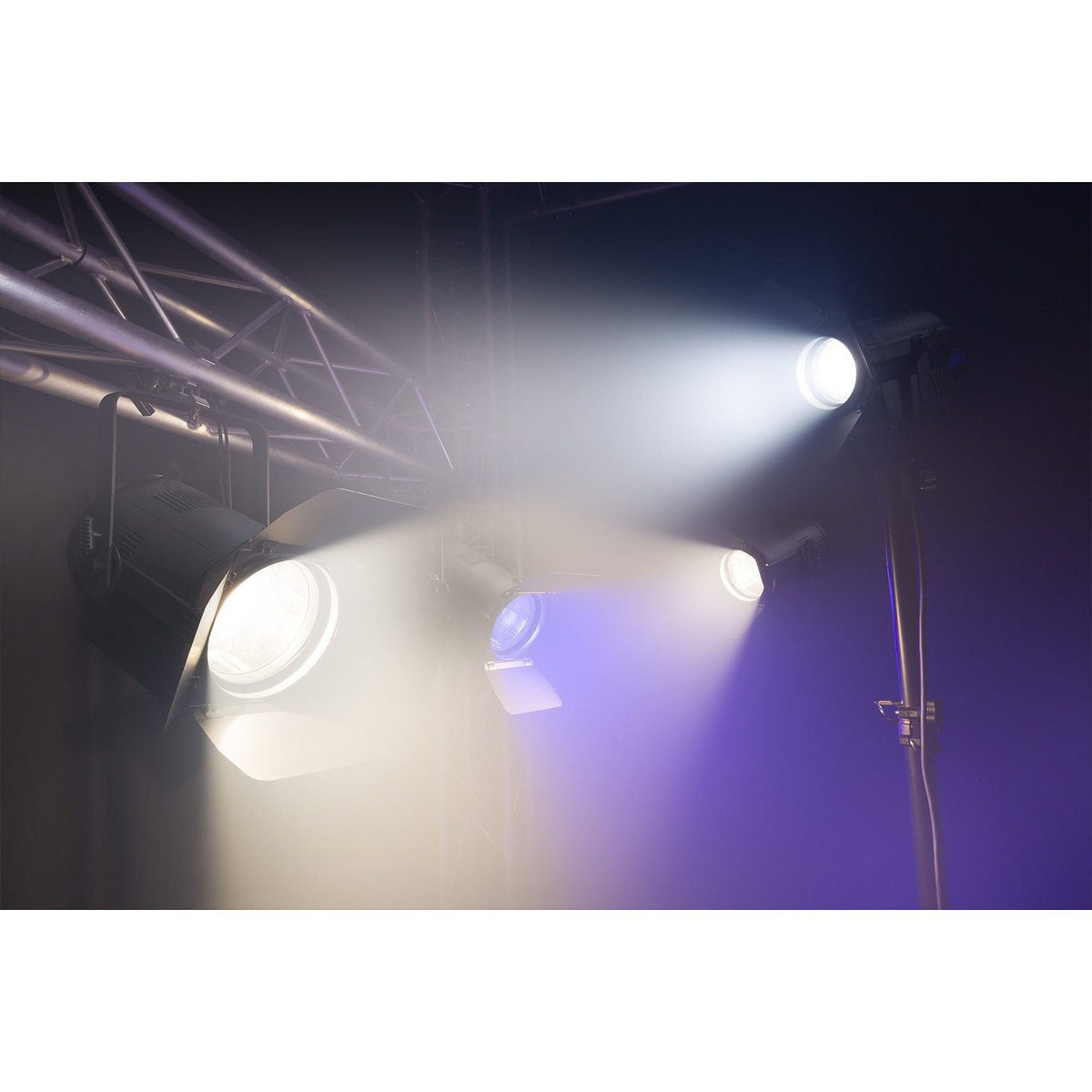 beamZ Pro BTF200CZ - Foco Fresnel Zoom 200W LED RGBW - Tempo Shop