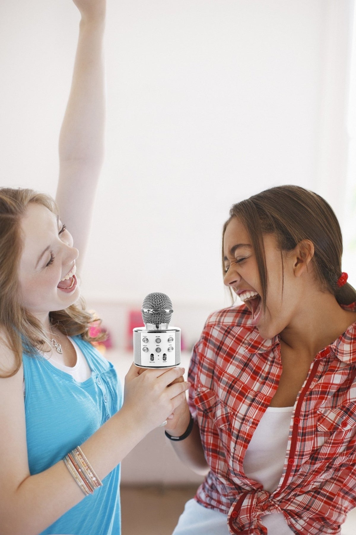 Max KM01 - Micrófono de Karaoke con altavoz incorporado BT/MP3 Plata - Tempo Shop