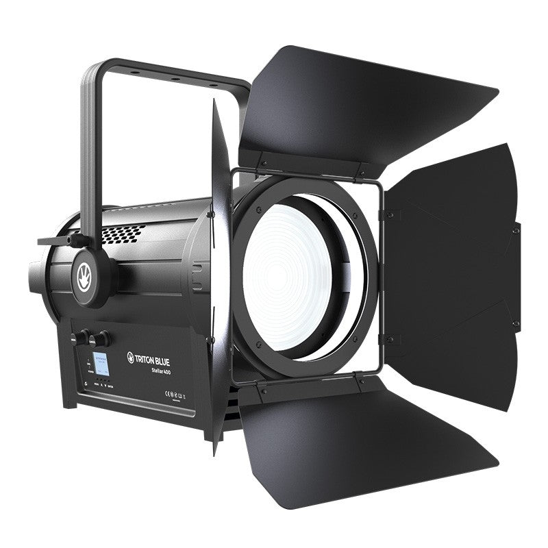 Triton Blue Stellar 400 - Fresnel LED RGBAL 500W con zoom motorizado 10º–50º y visera