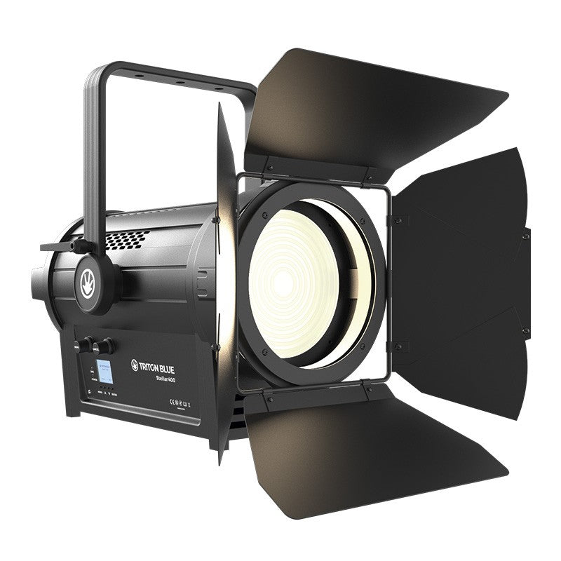 Triton Blue Stellar 400 - Fresnel LED RGBAL 500W con zoom motorizado 10º–50º y visera