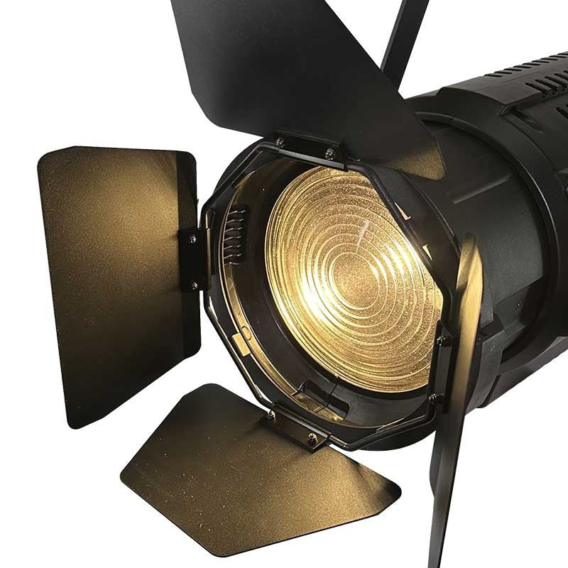 Triton Blue FR-3200-300 – Fresnel LED 300 W 3200 K con zoom manual 15°–60° e incluye visera
