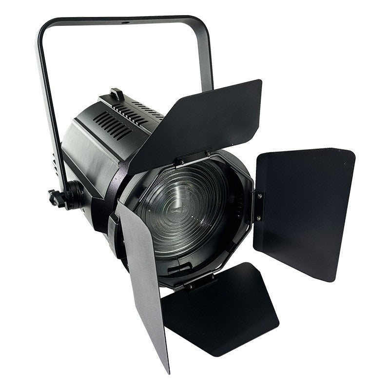 Triton Blue FR-3200-300 – Fresnel LED 300 W 3200 K con zoom manual 15°–60° e incluye visera