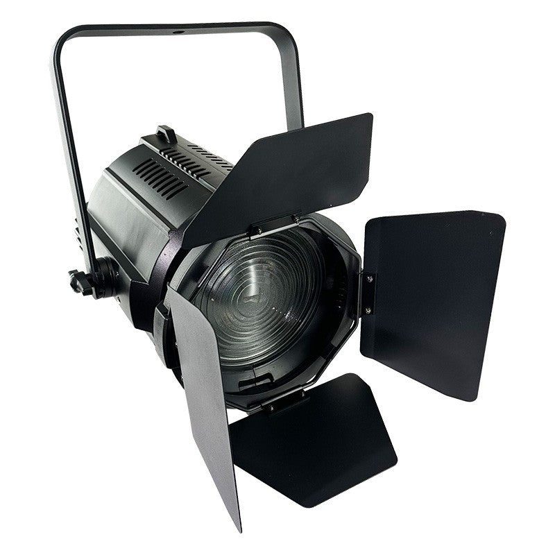 Triton Blue FR-3200-300 – Fresnel LED 300 W 3200 K con zoom manual 15°–60° e incluye visera - Tempo Shop
