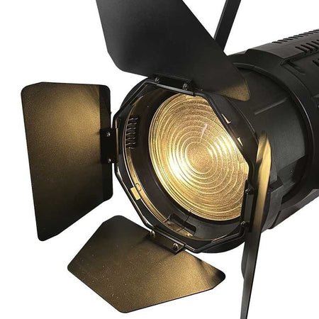 Triton Blue FR-3200-300 – Fresnel LED 300 W 3200 K con zoom manual 15°–60° e incluye visera - Tempo Shop