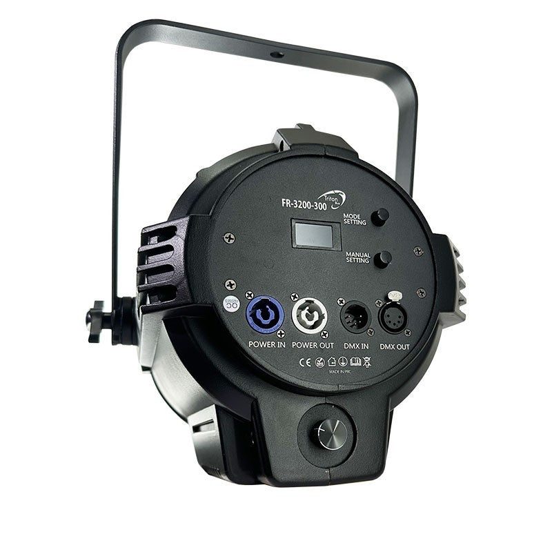 Triton Blue FR-3200-300 – Fresnel LED 300 W 3200 K con zoom manual 15°–60° e incluye visera - Tempo Shop